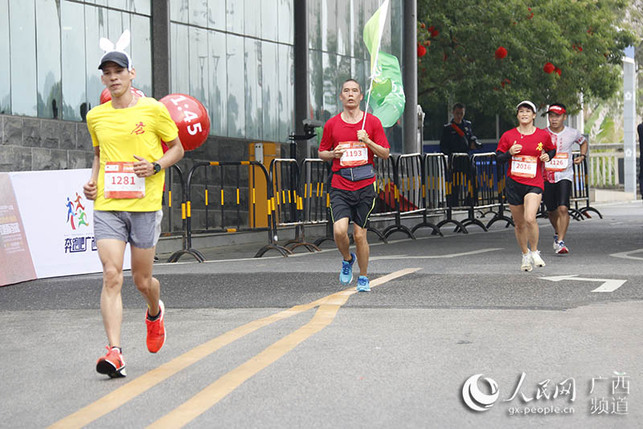 跑者齐聚龙州 共赴跨越两国山水的红途马拉松之约