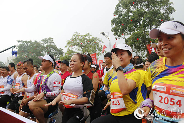 跑者齐聚龙州 共赴跨越两国山水的红途马拉松之约