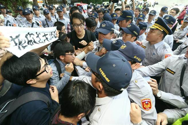 不满民进党当局强砍7天假 台青年到蔡英文官邸抗议