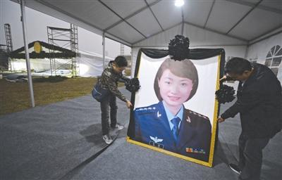 女飞行员余旭骨灰今日下午回归故乡 20日安葬(图)