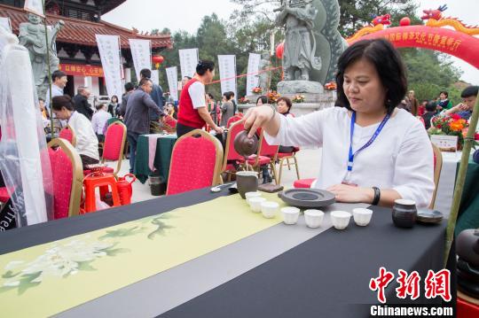 两岸茶人齐聚武夷 一方茶席托起两岸情缘