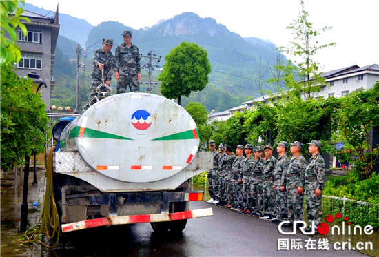 【法制安全】重庆石柱马武镇：应急分队冒雨演练备“处突”