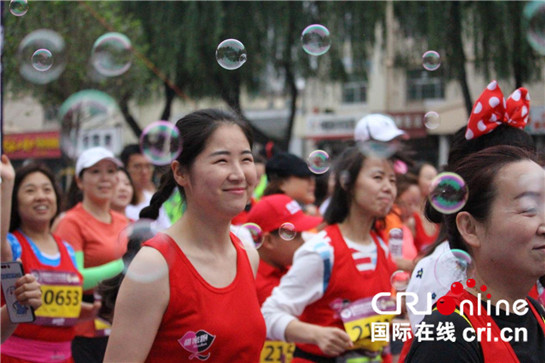 【焦点图 加显示图＋旅游 加显示图 ＋移动列表＋三秦大地 西安】特色女子马拉松落户西安  520甜蜜开赛展现古都新颜