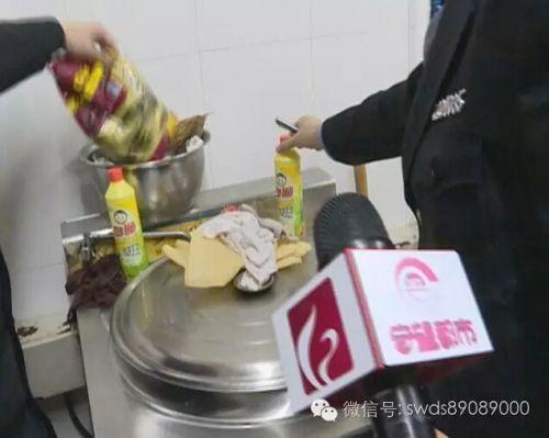 长春一中学食堂:服务员用手抓饭转基因豆油未公示