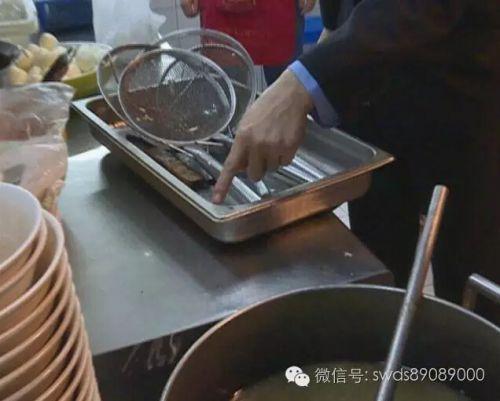 长春一中学食堂:服务员用手抓饭转基因豆油未公示