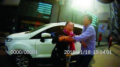 司机路边违停拒出示证件 女乘客扇交警耳光被拘