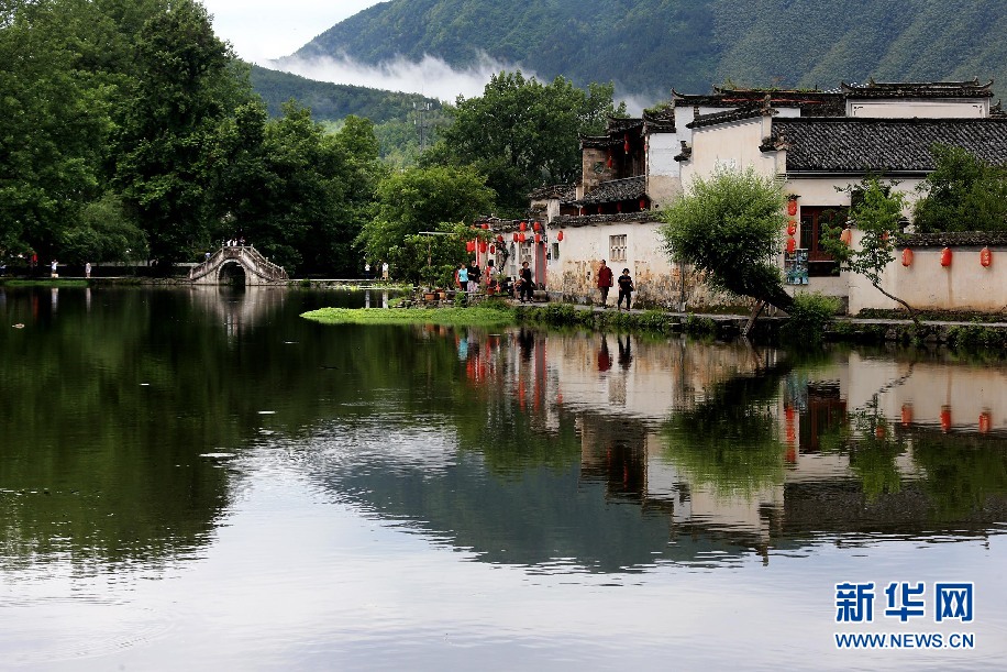 安徽：水墨映宏村 人在画中游