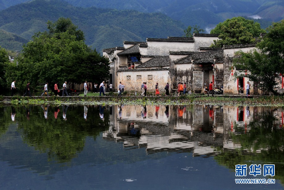 安徽：水墨映宏村 人在画中游