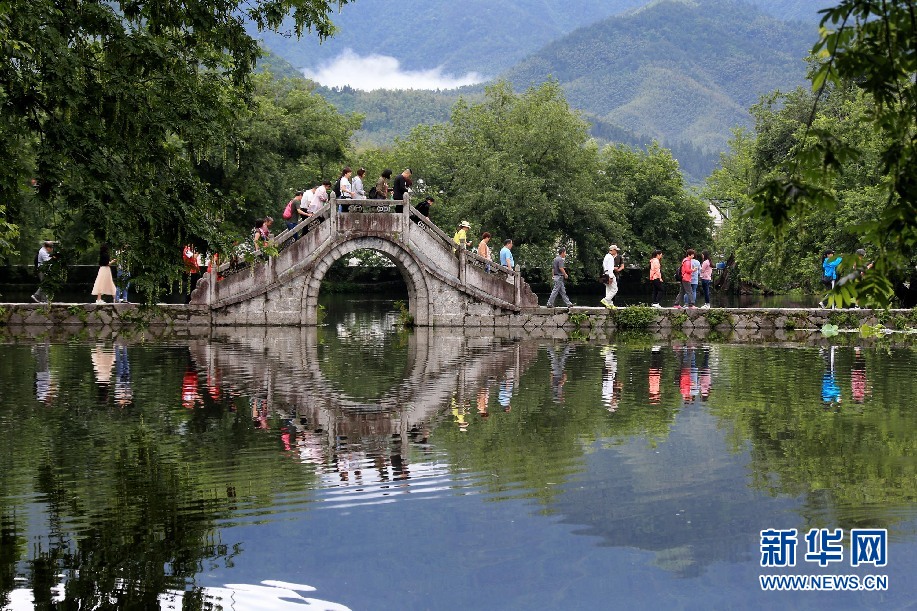 安徽：水墨映宏村 人在画中游