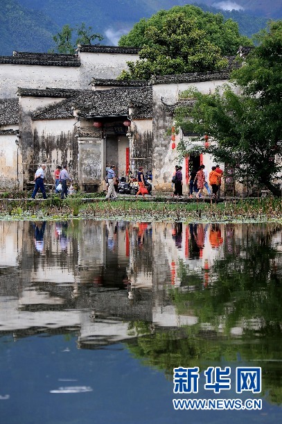 安徽：水墨映宏村 人在画中游