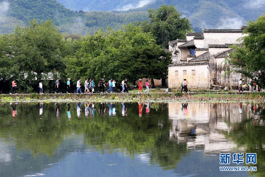 安徽：水墨映宏村 人在画中游