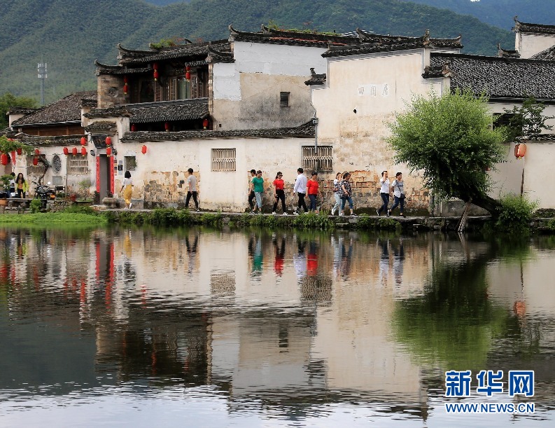 安徽：水墨映宏村 人在画中游