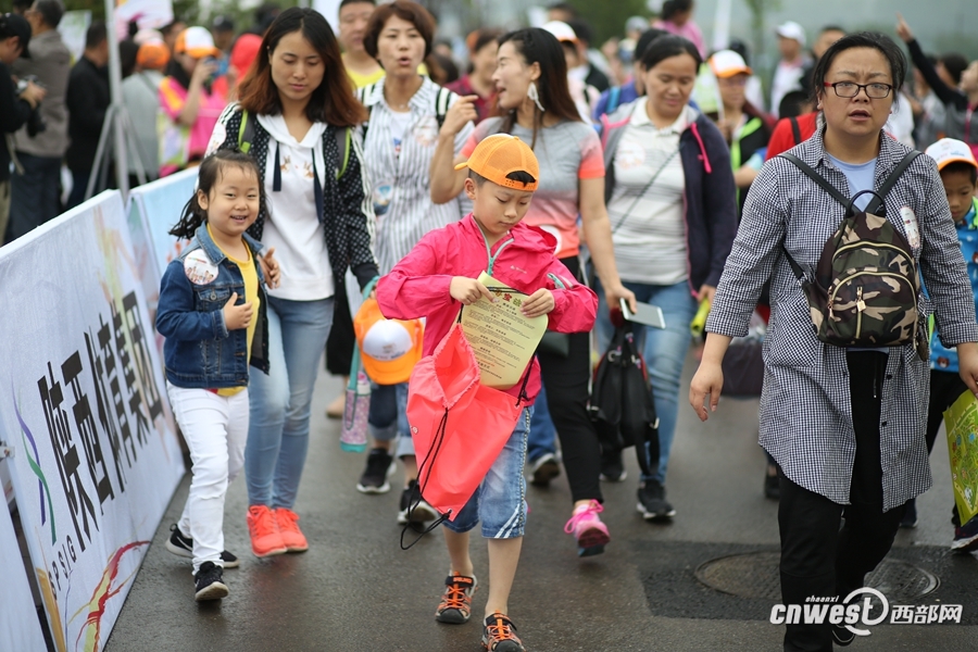 【三秦大地 西安＋移动列表】2018万人亲子健步走大型公益系列活动在西安新植物园举行