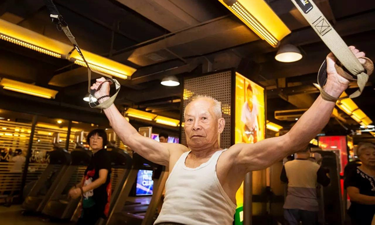 沈华是常客,每天下午3点,他都风雨无阻的准时来到健身房训练