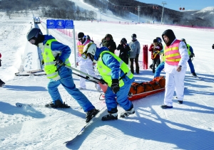 雪地医疗救援队备战冬奥 空地接力救援不到5分钟