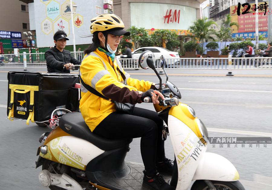 外卖女骑手：城市里的一道靓丽风景线