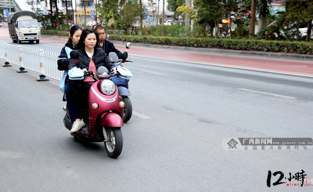 外卖女骑手：城市里的一道靓丽风景线