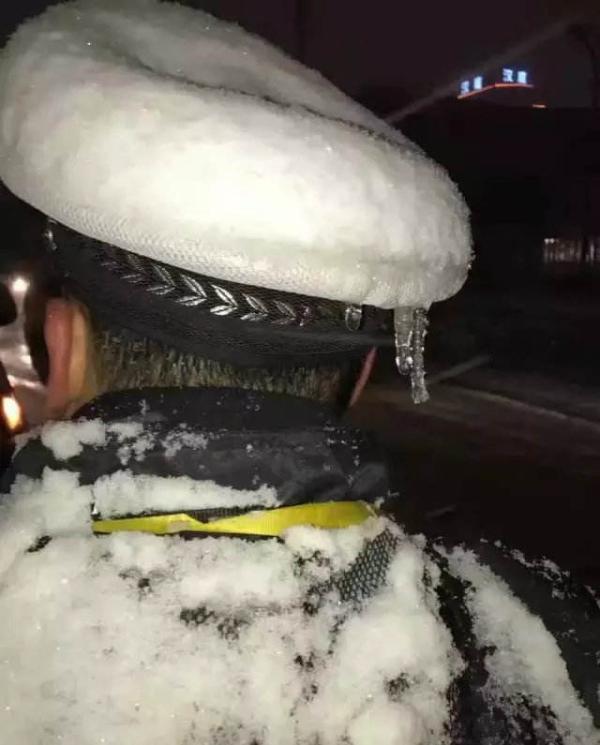 河南商丘雪夜"警帽挂冰" 交警:分内事,感觉没啥