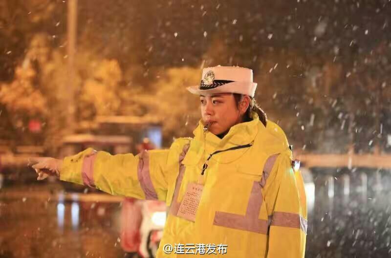 连云港最美女交警雪中坚守岗位