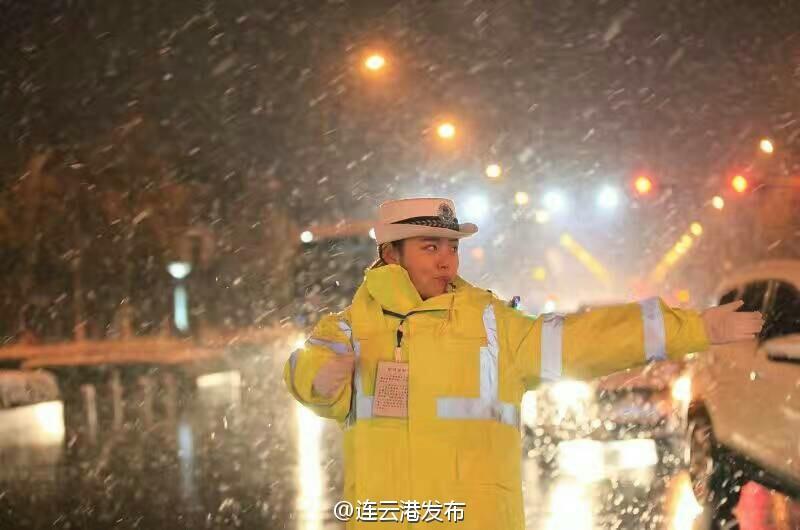 连云港最美女交警雪中坚守岗位