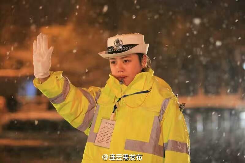 连云港最美女交警雪中坚守岗位