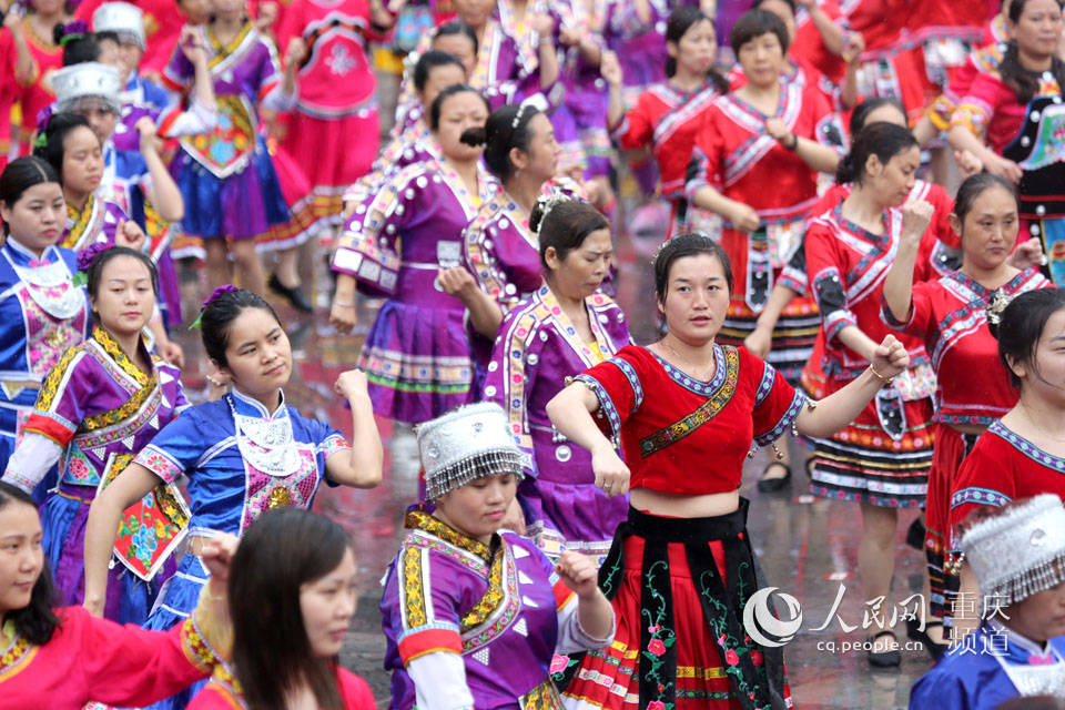 重庆彭水：万人同跳踩花山