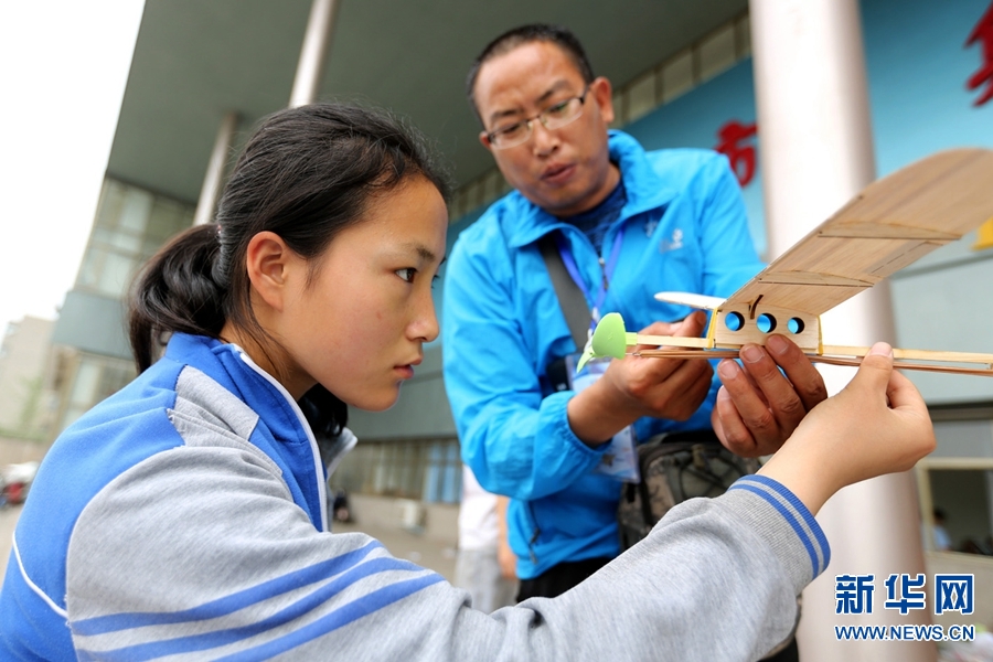 河南：航空模型赛 少年展风采