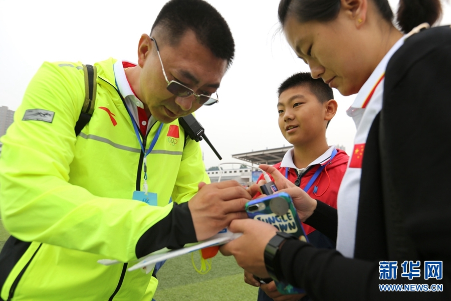 河南：航空模型赛 少年展风采