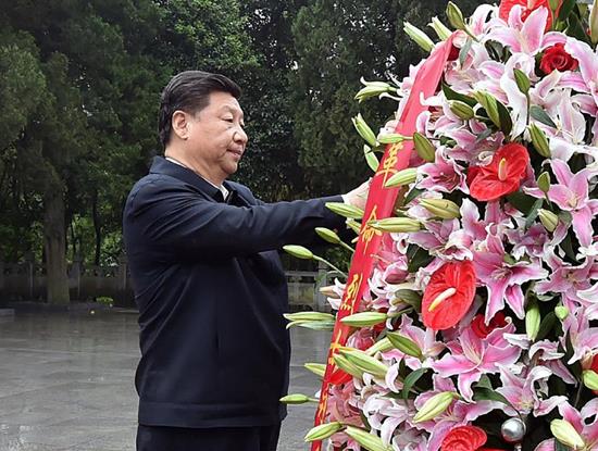 习近平这样致敬英雄