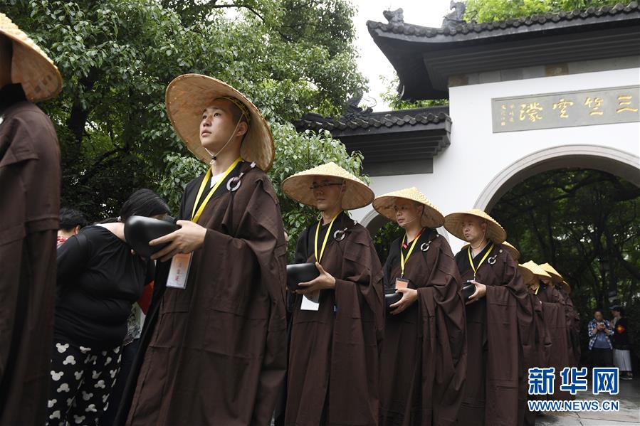 杭州：千名僧人 托钵行脚