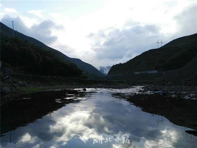 驻鄂空降兵部队特战旅走进秀美高原