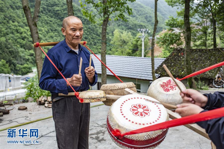 吴开学与他的顶塘鼓