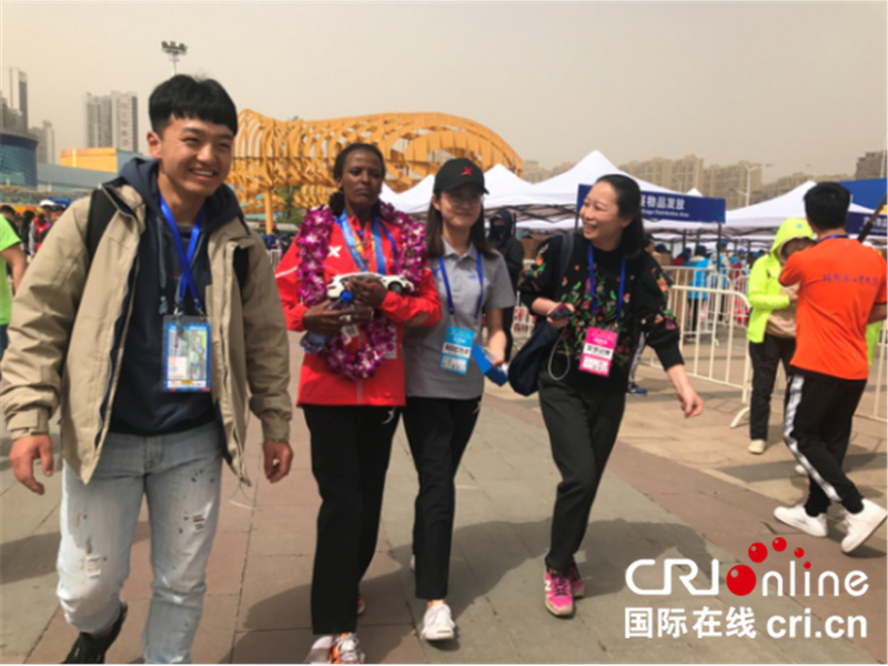 【多语种报道】24000 runners take their mark for 2018 Wuhan Marathon