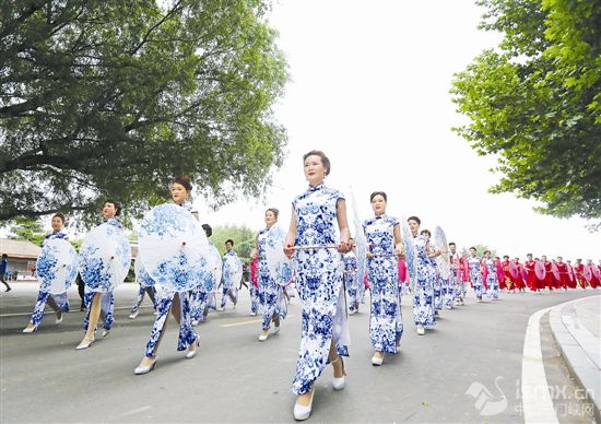 【三门峡专题】【黄河三门峡·美丽天鹅城】百人模特秀 喜迎“一节一会”