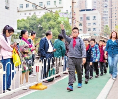 三角路小学开设专用放学步道