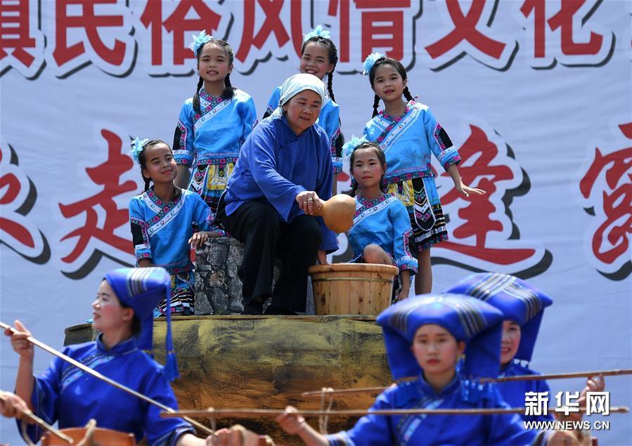 广西宾阳：“蓝衣壮”同胞欢庆圩逢节