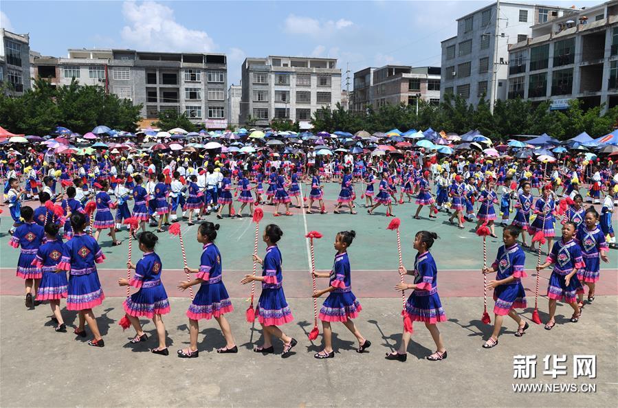 广西宾阳：“蓝衣壮”同胞欢庆圩逢节