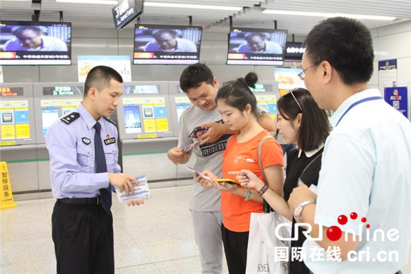 【唐已审】【供稿】【八桂大地-南宁】【园区建设】【移动端】民警在南宁地铁出口宣传“只跑一次”政策