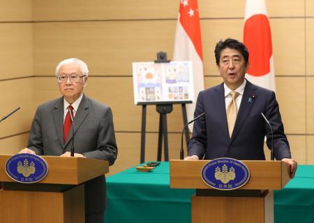 安倍会晤新加坡总统陈庆炎 向对方推销日本新干线