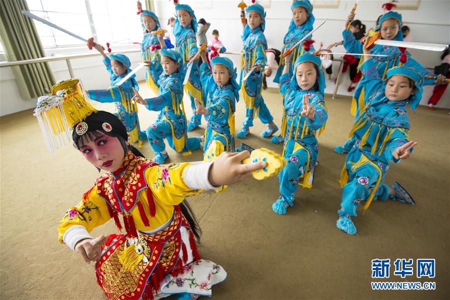 江苏海安：京剧走进乡村小学