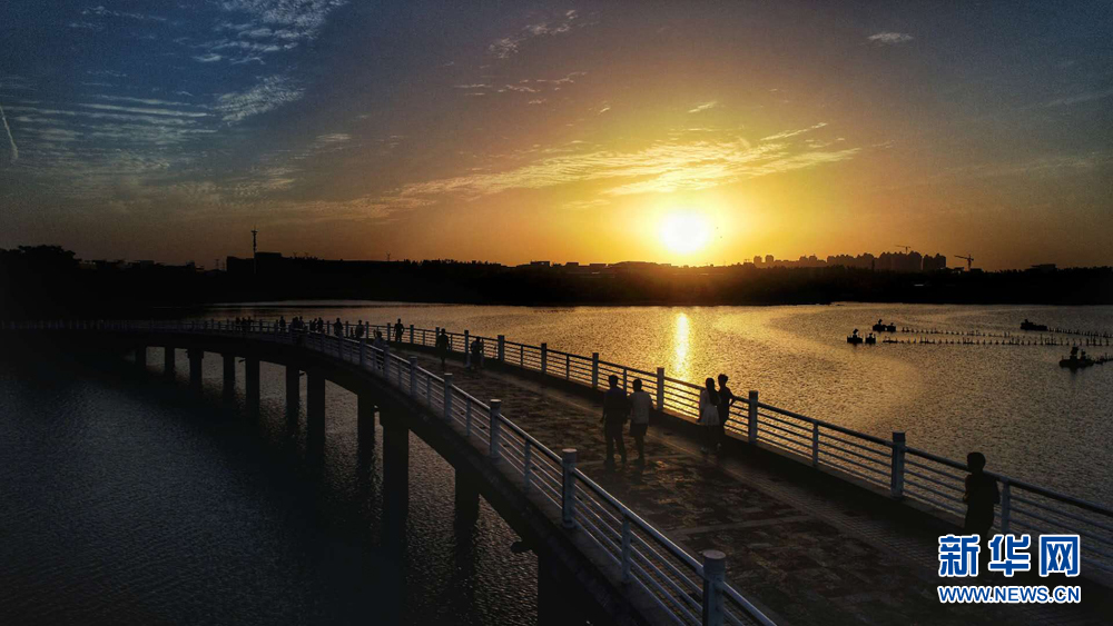 航拍安徽：湖似翡翠碧连天 晚霞夕阳人未眠