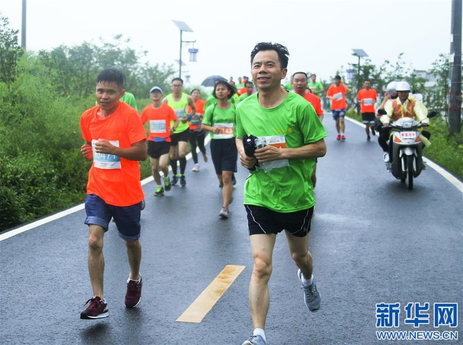 江西：2018中国莲花美丽乡村国际半程马拉松鸣枪开跑