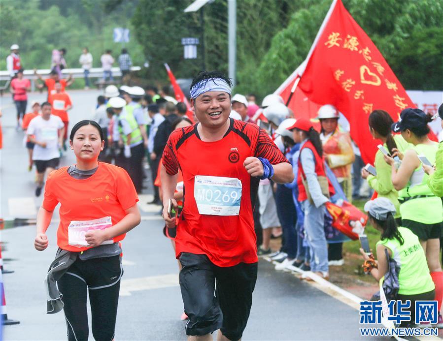 江西：2018中国莲花美丽乡村国际半程马拉松鸣枪开跑