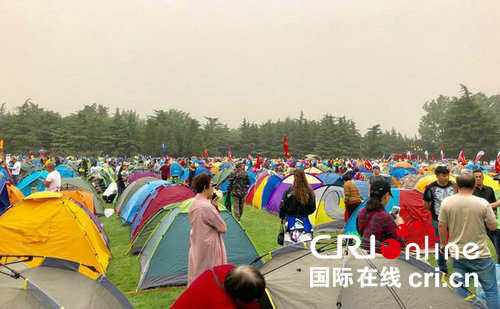 【河南原创】5000余名驴友齐聚天鹅之城 吃烧烤喝小酒共度狂欢之夜