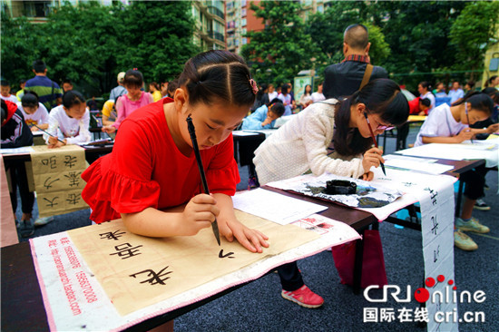 【区县联动】【万盛】重庆万盛：老少书法选手亮相 齐聚万东挥毫泼墨【区县联动 列表】重庆万盛：老少书法选手齐聚万东