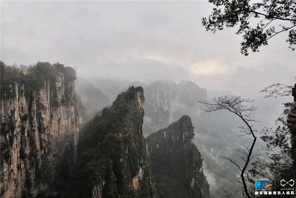 航拍湖北恩施黄鹤桥 雾绕青峰如梦如幻