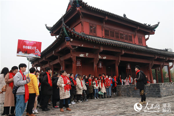 “红色巴士一日游”正式开游 全国最靓旅游巴士武昌首发