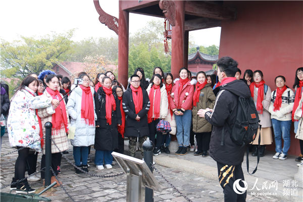 “红色巴士一日游”正式开游 全国最靓旅游巴士武昌首发