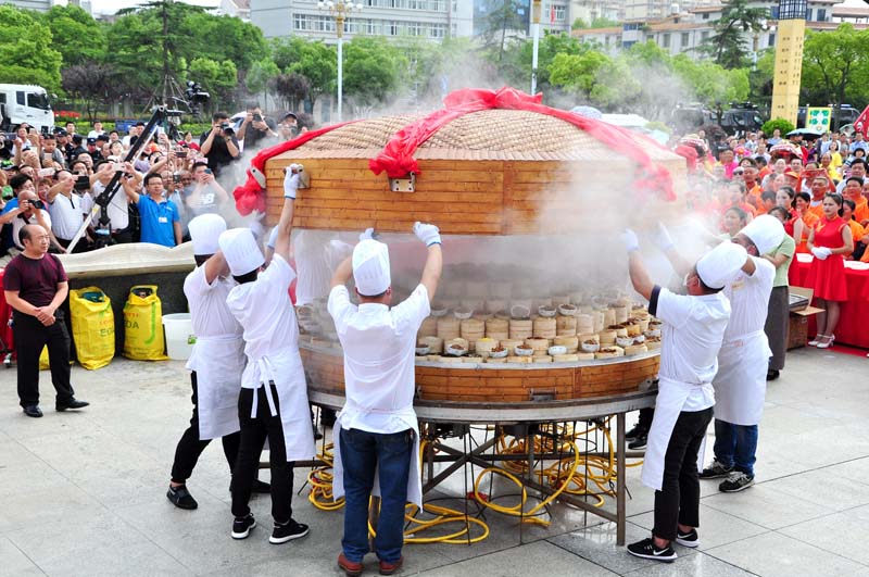 “神州第一笼”开笼 1098道特色蒸菜供万人品尝