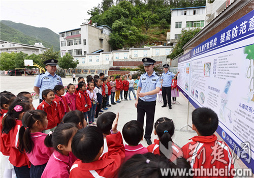 迎六一 保康民警为儿童送上反拐锦囊